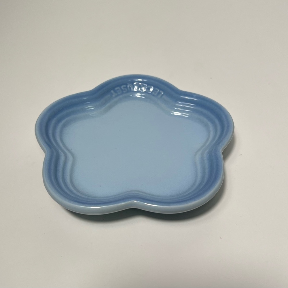Le Creuset Stoneware Flower Petal Scalloped Trinket Dish Plate Tray - Picture 5 of 11